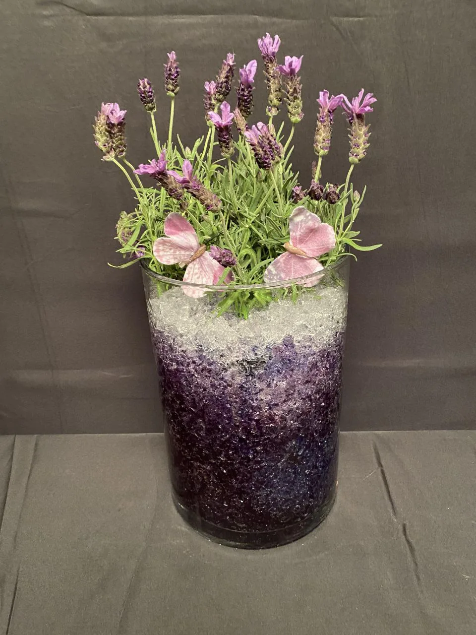Composition florale dans un vase avec cristaux Cristal Deco colorés